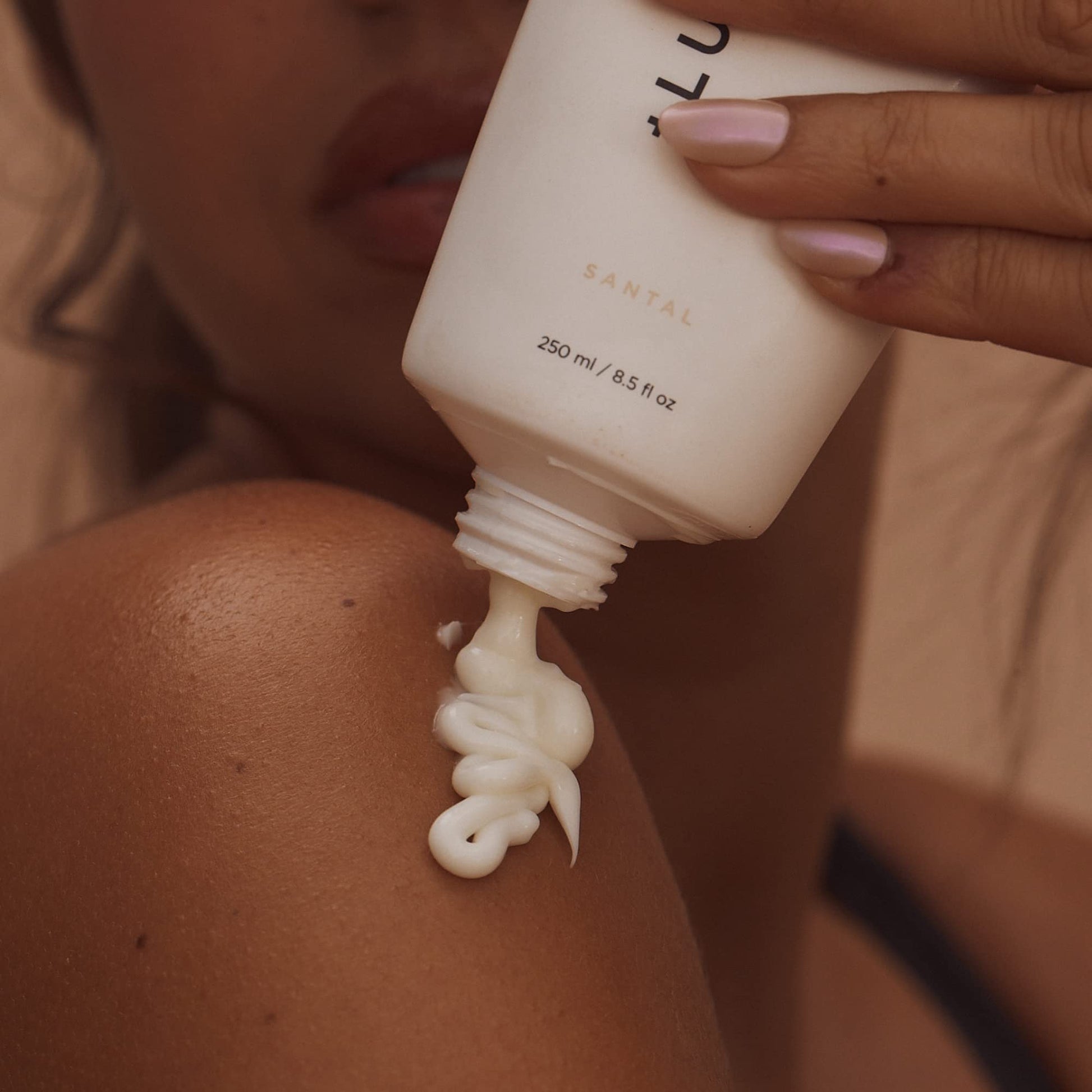 '+ Lux Unfiltered Tall Pour N°14 Body Lotion for Women - Moisturizing Body Cream with Jojoba, Squalane, Shea Butter, Vitamin C & Hyaluronic Acid - Hydrating Body Lotion, Non-Greasy - Santal '+ Lux UnfilteredAu supplements
